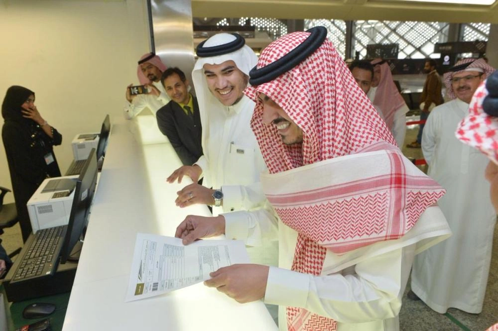 بدر بن سلطان يتسلم تذكرة الصعود لـقطار الحرمين متوجها من جدة إلى مكة   