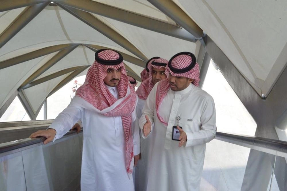 بدر بن سلطان لدى وصوله إلى محطة قطار الحرمين بالرصيفة (مكة)