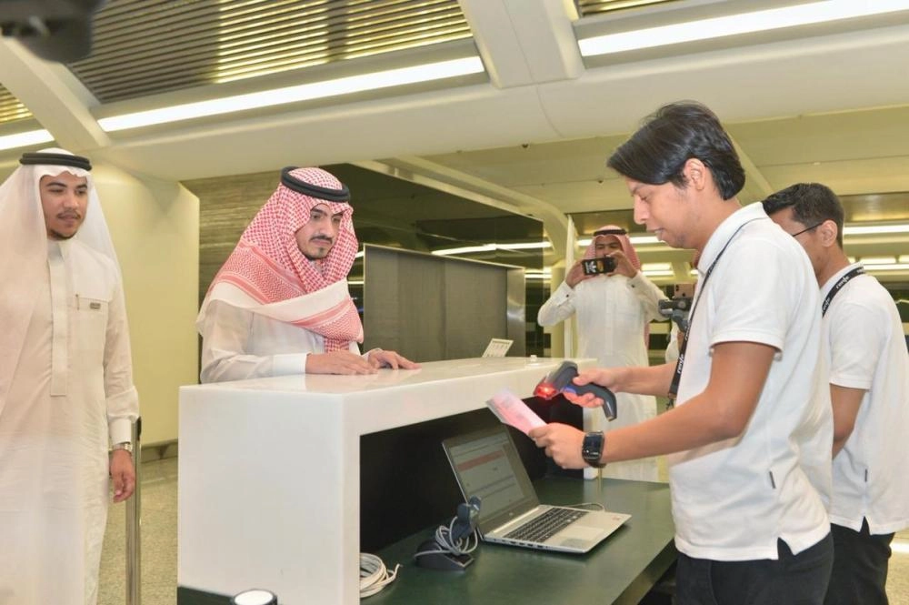 بدر بن سلطان يتسلم تذكرة الصعود لـقطار الحرمين متوجها من جدة إلى مكة  