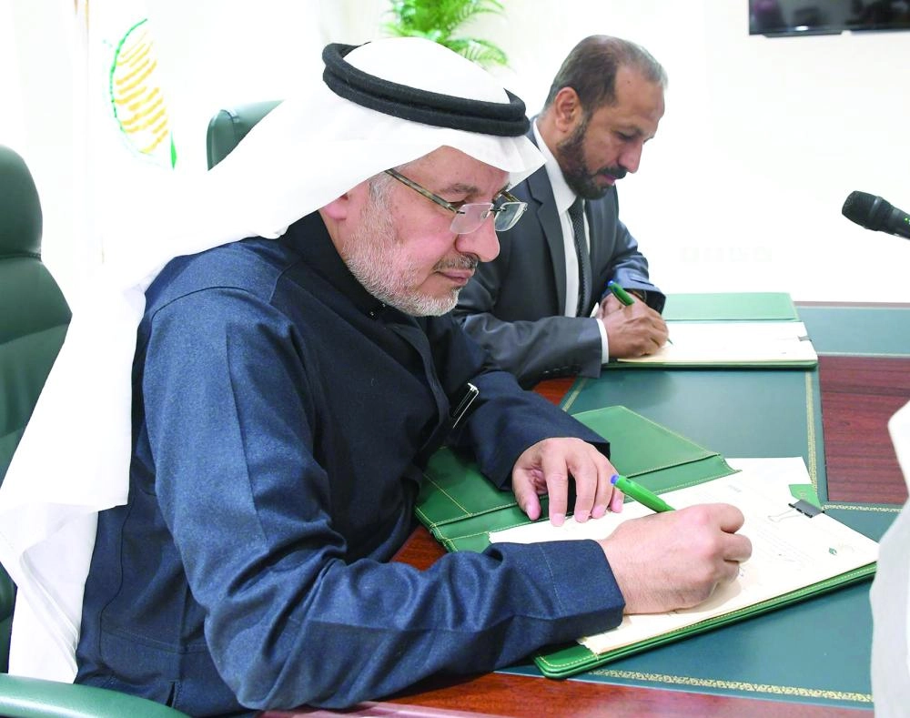 



عبدالله الربيعة يوقع إحدى الاتفاقيات   (واس)