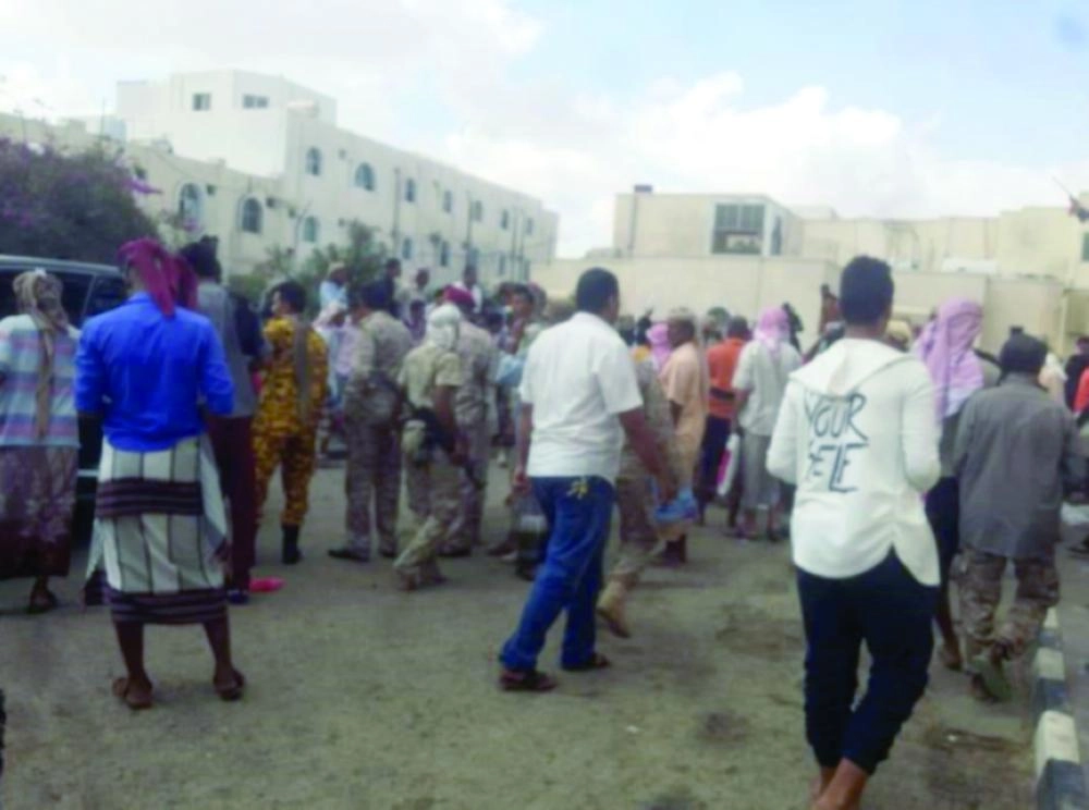 






أفراد من جيش الشرعية داخل أحد الأحياء                                                                      (مكة) 