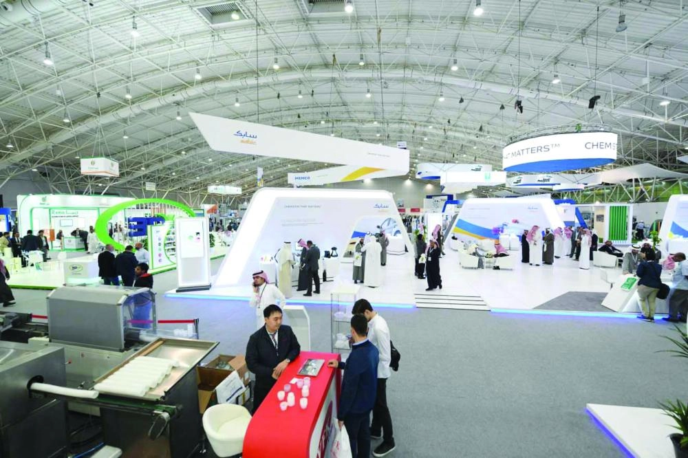 






زوار في أحد المعارض المتخصصة في الرياض                                                                        (مكة)