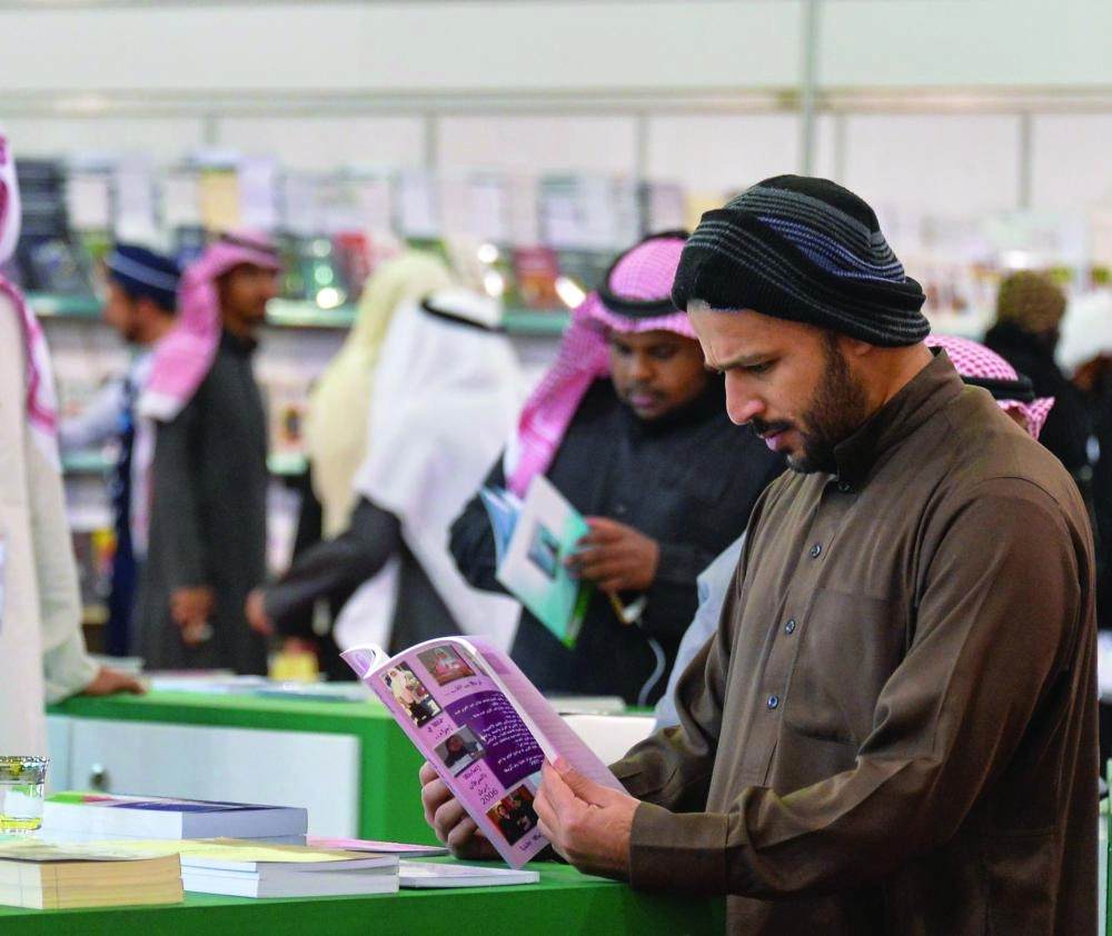 






زئران يتصفحان كتبا في المعرض