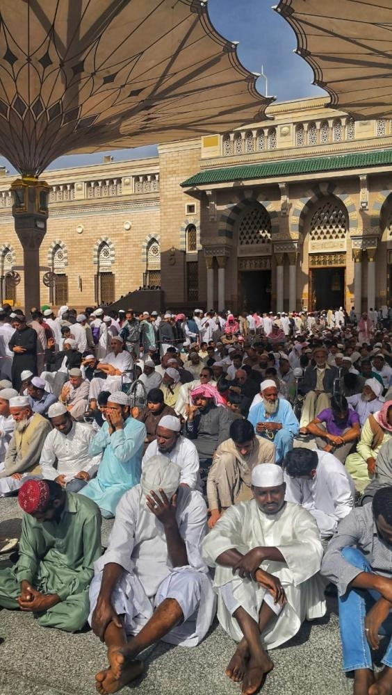 من صلاة الجمعة بالمسجد النبوي أمس (أنس الحارثي)