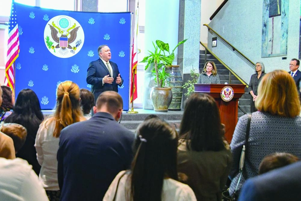 






بومبيو خلال لقائه موظفي السفارة الأمريكية في المنامة أمس الأول                  (د ب أ)