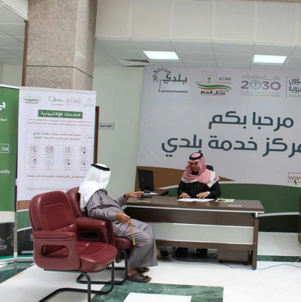 






سعيد حافظ يستقبل المواطنين في مدخل المبنى            (مكة)