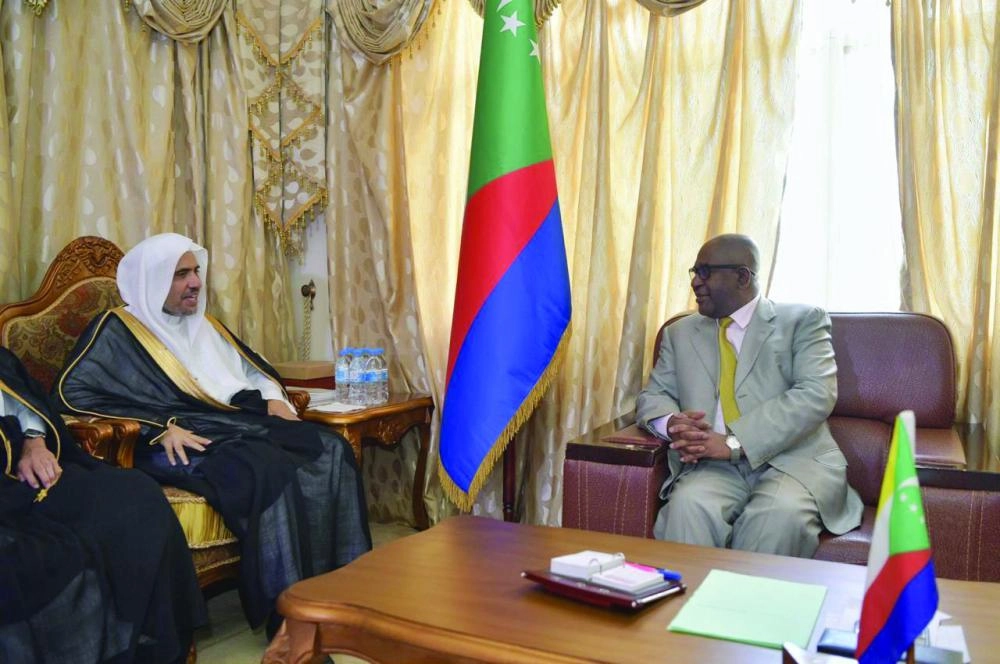 عثمان غزالي خلال استقباله محمد العيسى (واس)