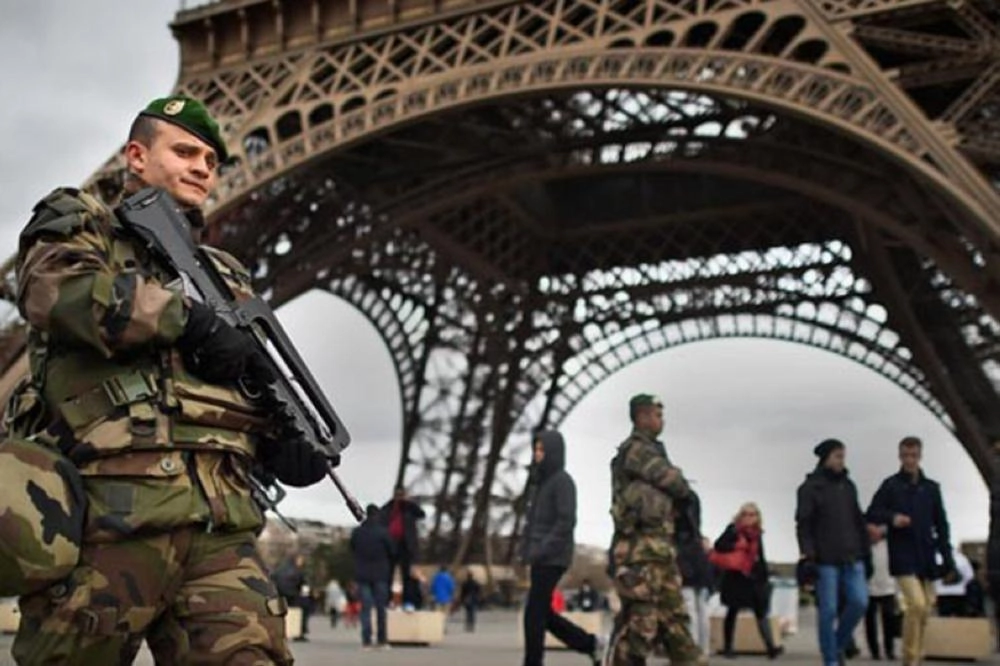 






جنود بالقرب من برج إيفل                                         (مكة)