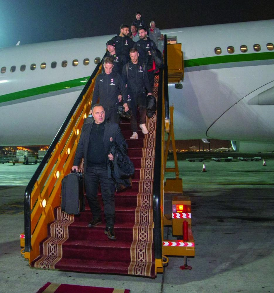 



بعثة ميلان على سلم الطائرة لحظة الوصول إلى مطار جدة أمس                                     (هيئة الرياضة)