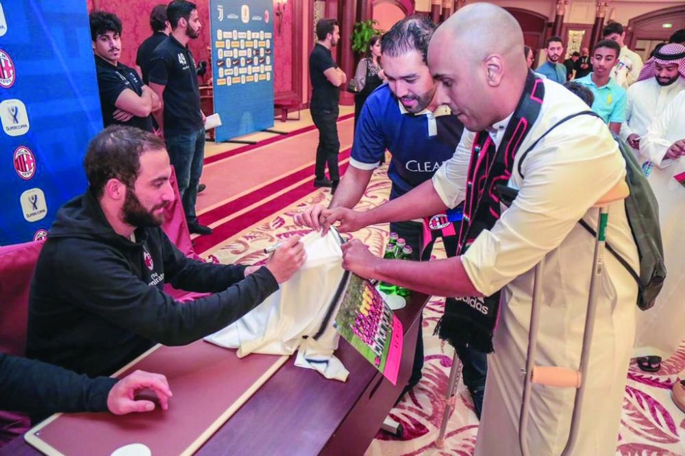 



هيجواين يلبي رغبات جماهير في الحصول على توقيعه