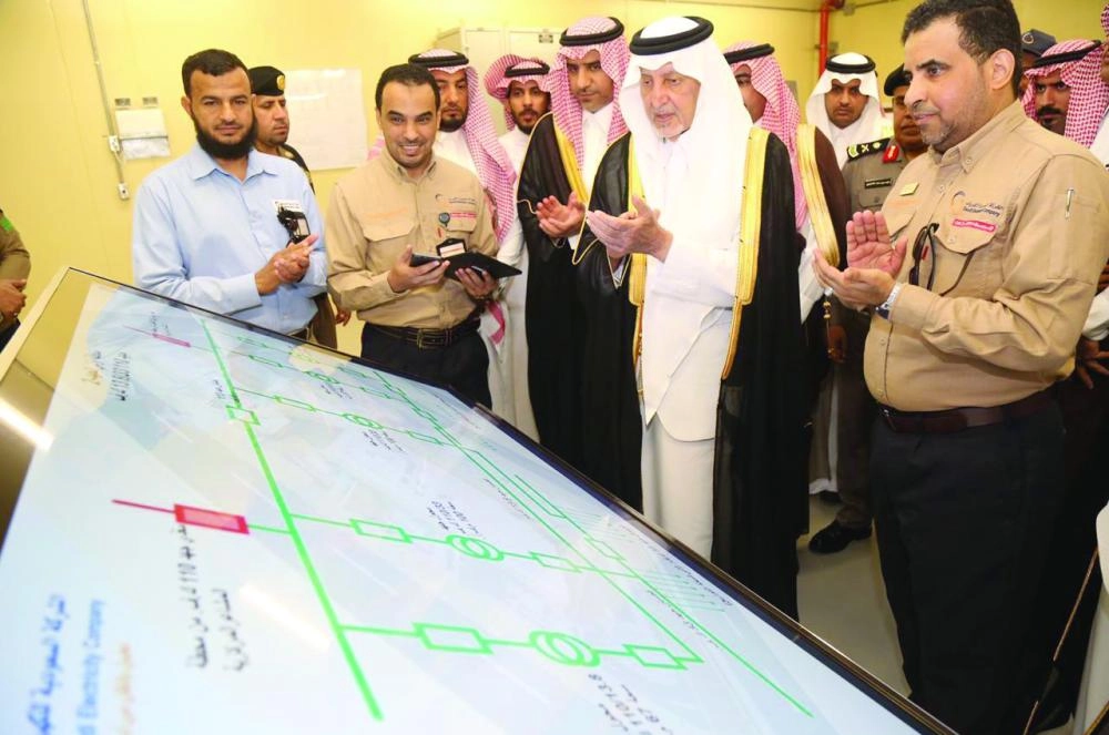 خالد الفيصل يعطي شارة البدء للتيار الكهرباء الجديد بمخططات ولي العهد (مكة)