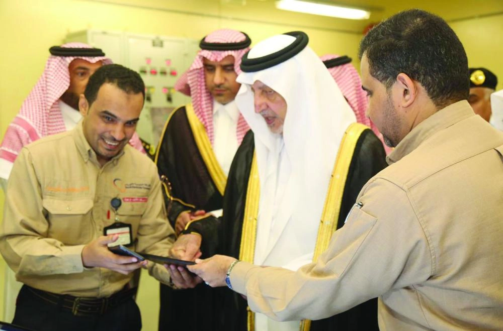 الأمير خالد الفيصل لدى إعطائه شارة البدء للتيار الكهربائي (مكة)