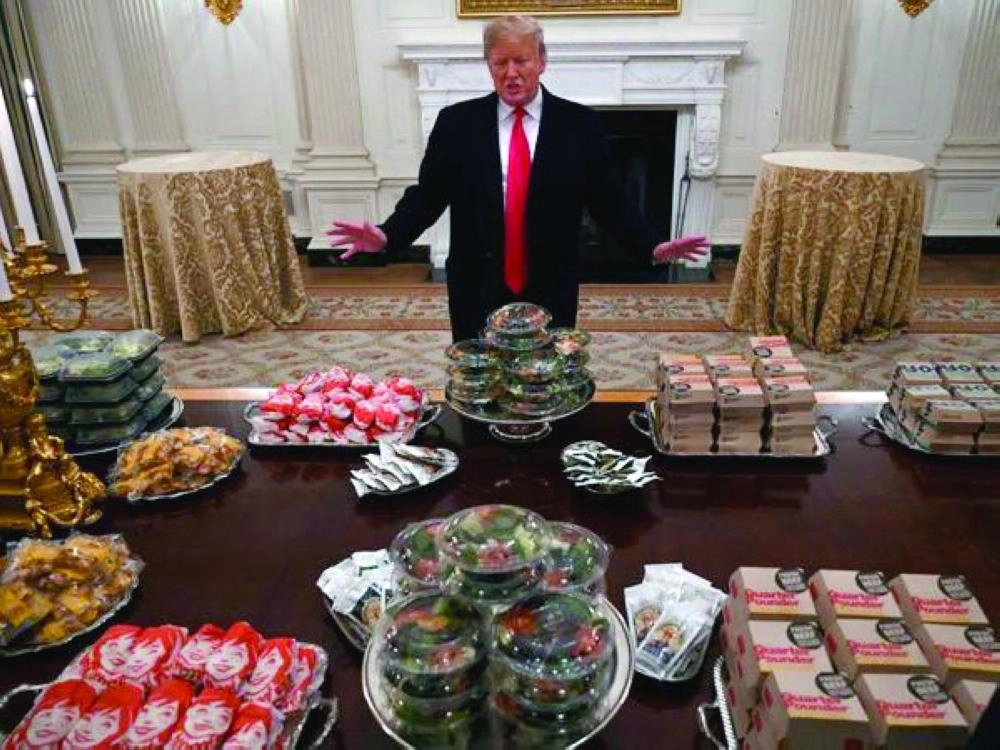 



 ترمب يتوسط مائدة الوجبات السريعة             (cnn) 