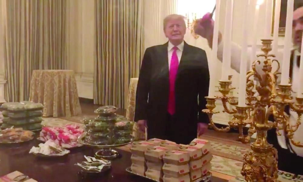 ترمب يتوسط مائدة الوجبات السريعة (Times Now )