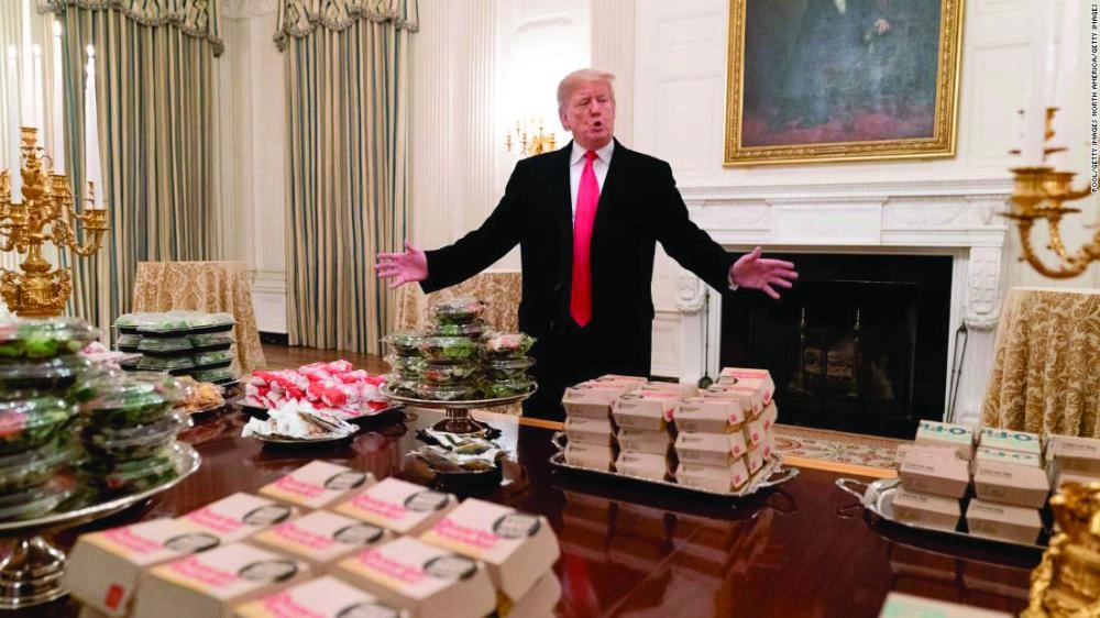  ترمب يتوسط مائدة الوجبات السريعة (cnn ) 