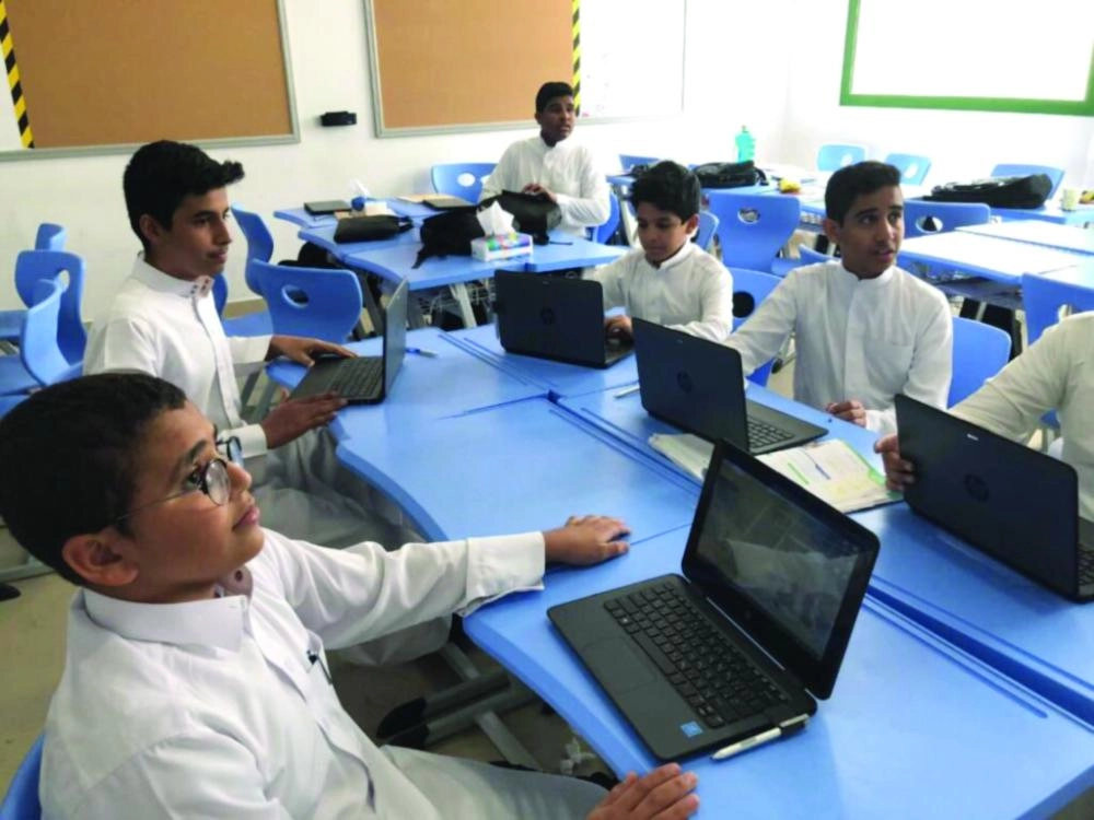 طلاب في مدرسة تطبق مشروع التعليم الرقمي (مكة)