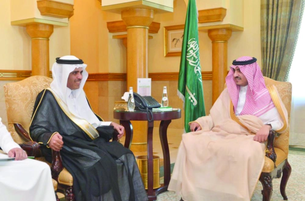 بدر بن سلطان لدى استقباله عبدالله آل طاوي (مكة)