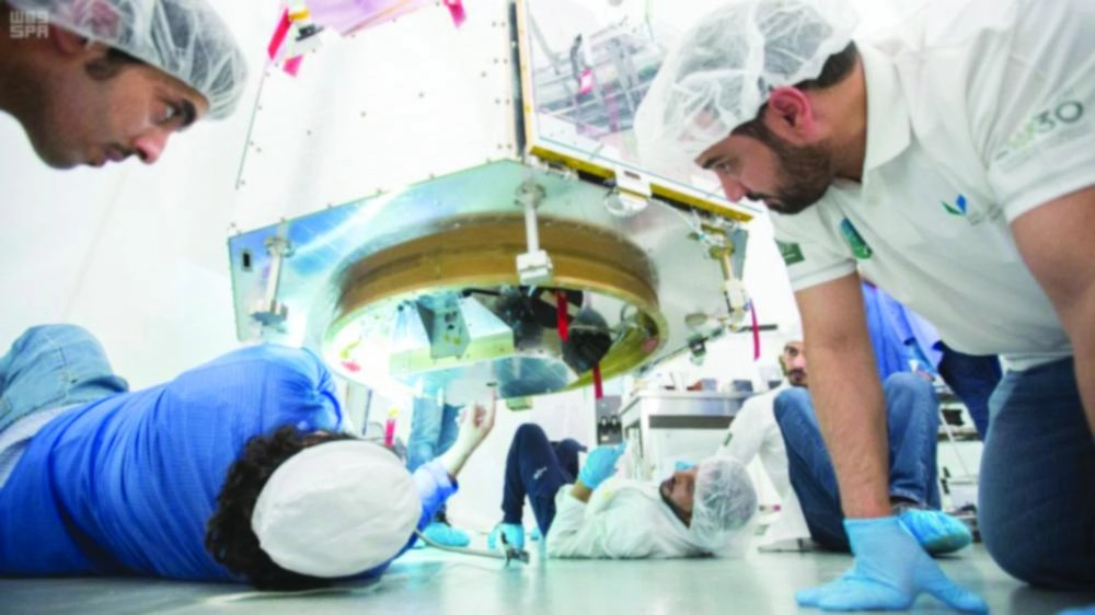 






فريق سعودي لحظة إطلاق القمرين الصناعيين «سعودي سات 5أ و5ب» الشهر الماضي (مكة)