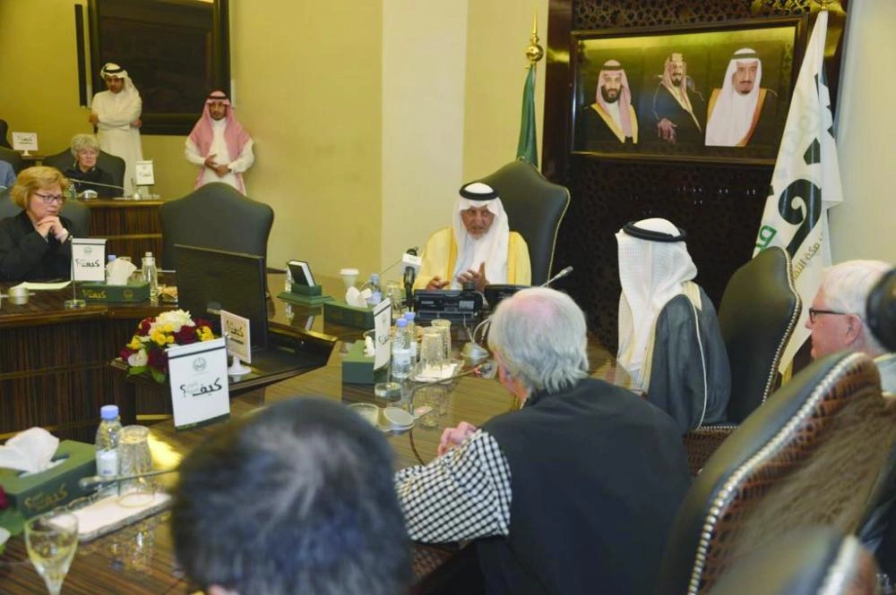 خالد الفيصل خلال تدشين المبادرات                                                (الإمارة)