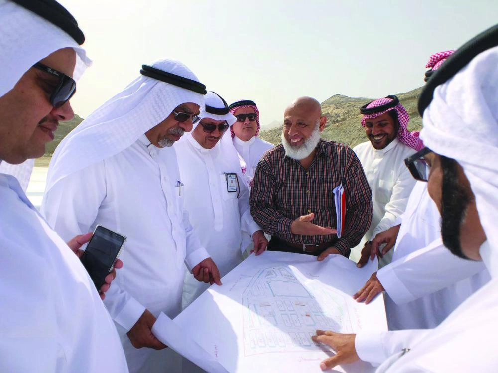 



 القويحص يطلع على المشروعات        (مكة)