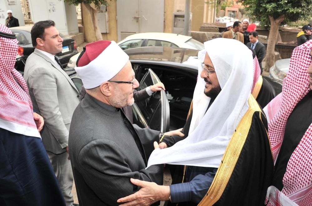 






عبداللطيف آل الشيخ خلال لقائه شوقي علام في القاهرة أمس                   (واس)