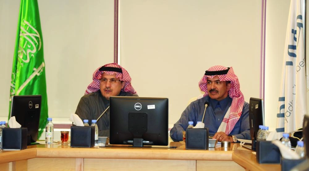 



الخليفي متحدثا في اللقاء                   (غرفة الرياض)