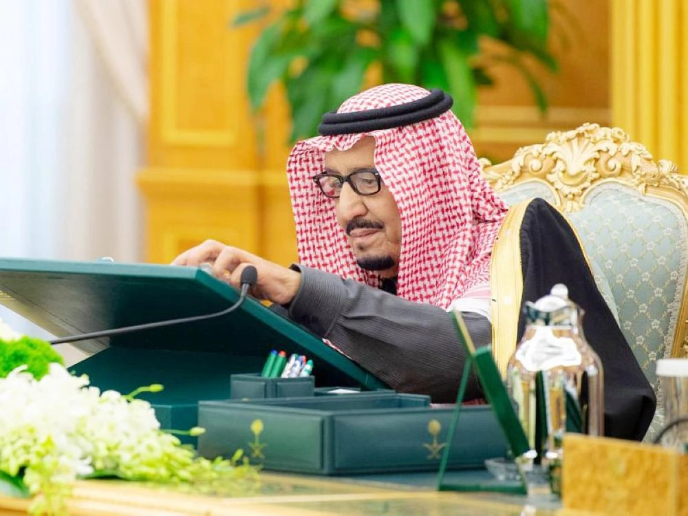 الملك سلمان لدى ترؤسه جلسة مجلس الوزراء في قصر اليمامة بالرياض (واس)