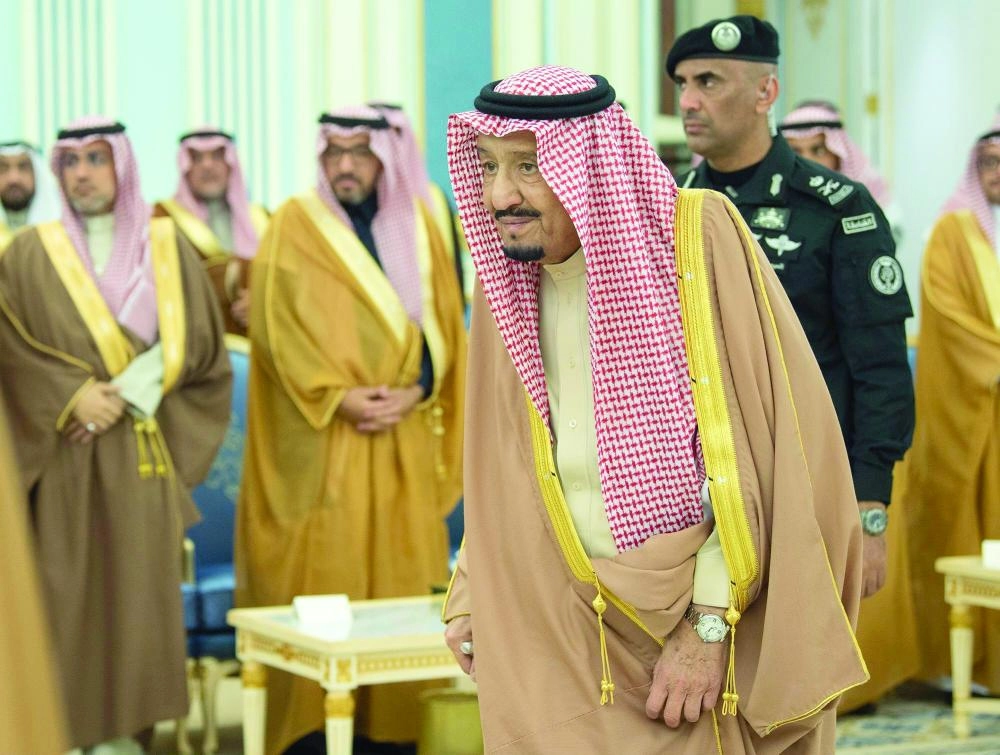 الملك سلمان لدى استقباله مسؤولي التجارة ورجال أعمال في قصر اليمامة بالرياض (واس)