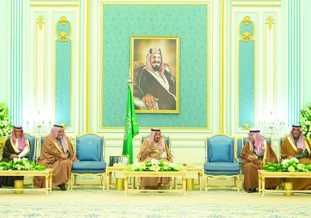  الملك سلمان لدى استقباله مسؤولي التجارة ورجال أعمال في قصر اليمامة بالرياض (واس)  