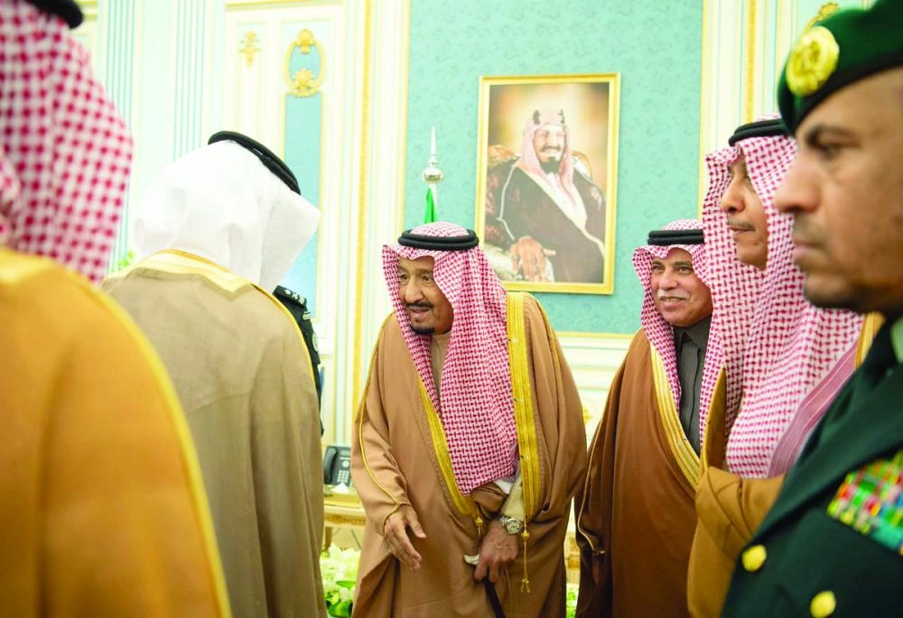  الملك سلمان لدى استقباله مسؤولي التجارة ورجال أعمال في قصر اليمامة بالرياض (واس)  