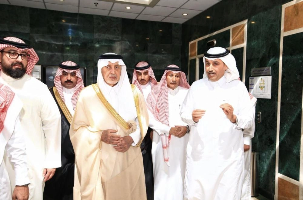 خالد الفيصل متفقدا الأكاديمية (واس)