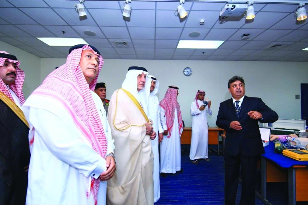 خالد الفيصل متفقدا الأكاديمية (واس)