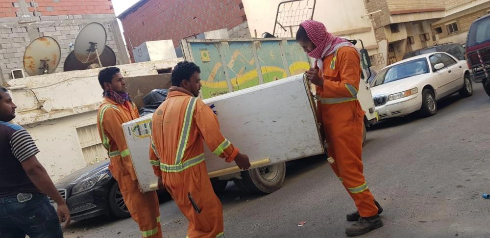 عمال نظاقة يرتبون الأثاث بمنزل المسن (مكة)