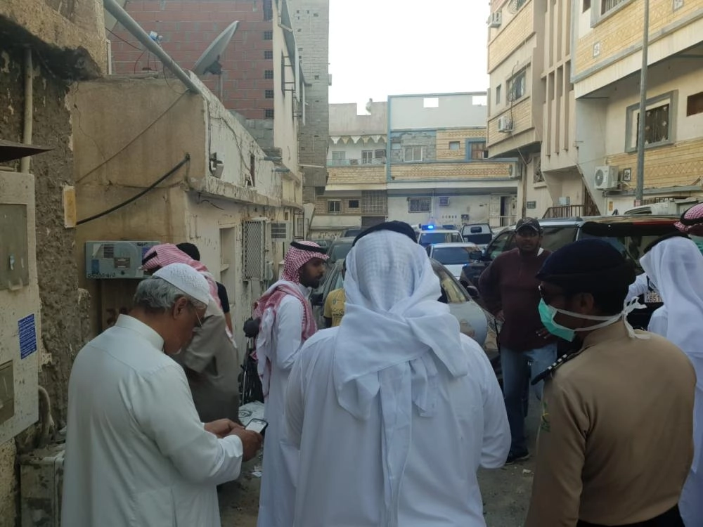 الفرق الطبية خلال زيارة منزل المسن (مكة)