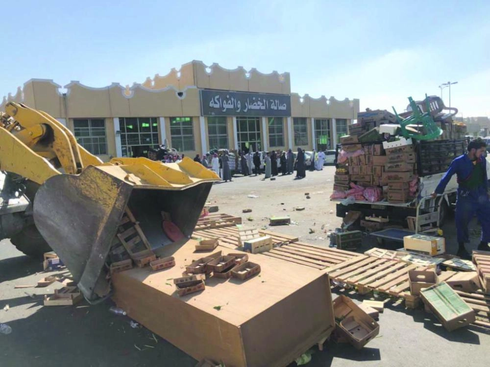 آليات الأمانة تزيل البسطات العشوائية (مكة)