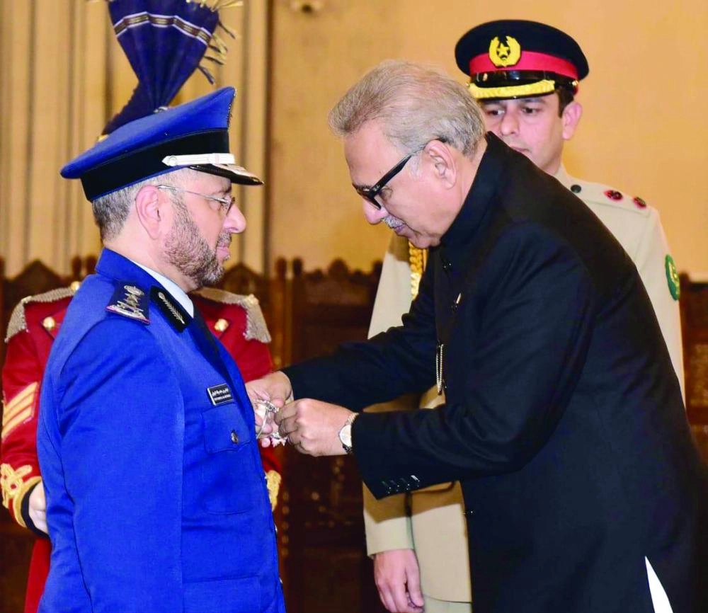 



عارف علوي لدى تقليده فياض الرويلي الوسام  (واس)