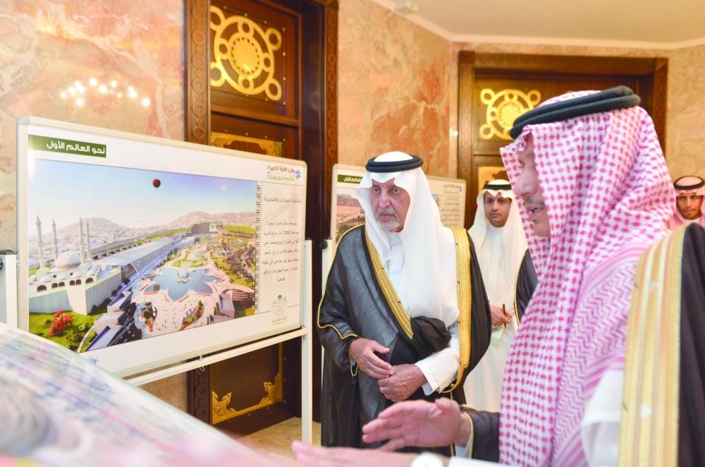 خالد الفيصل لدى اطلاعه على تصاميم متنزه النقبة بالطائف (مكة)