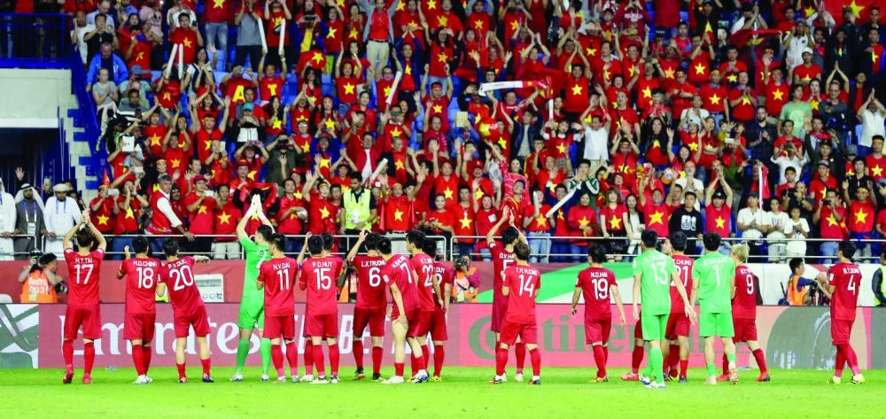 لاعبو فيتنام يودعون جماهيرهم عقب الخروج من كأس آسيا (الاتحاد الآسيوي)