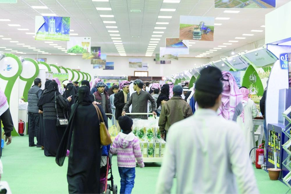 زوار داخل مهرجان الجوف (واس)