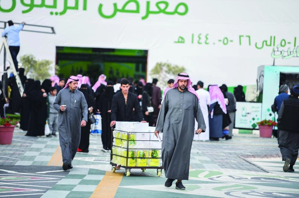 زوار داخل مهرجان الجوف (واس)