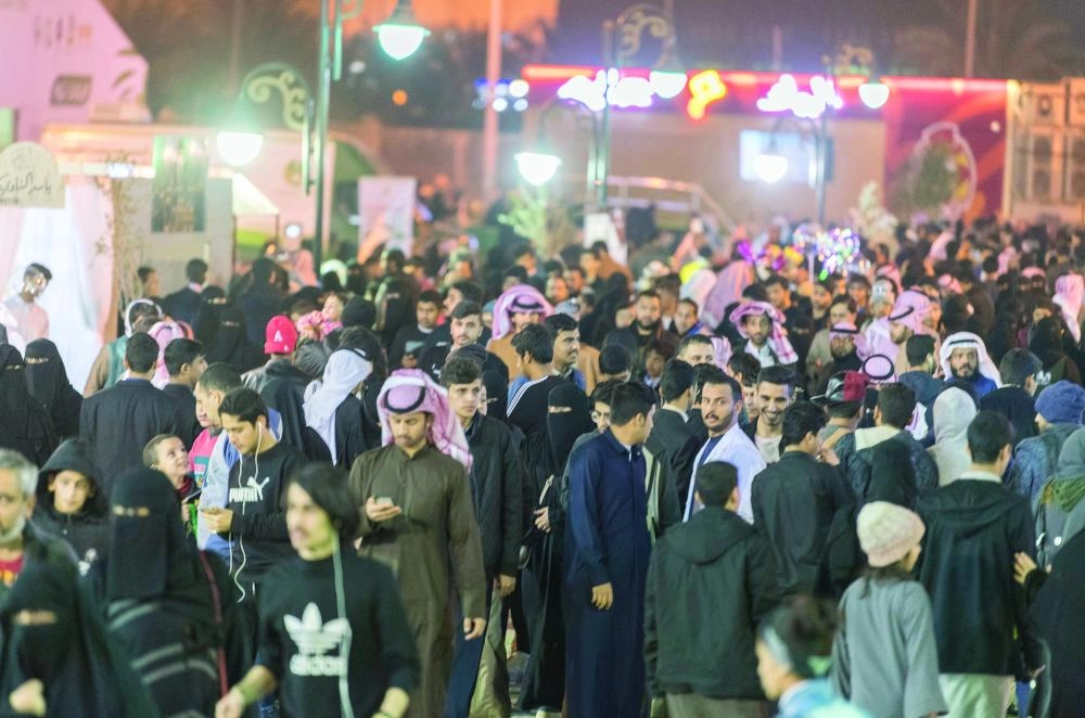 زوار داخل مهرجان الجوف (واس) 