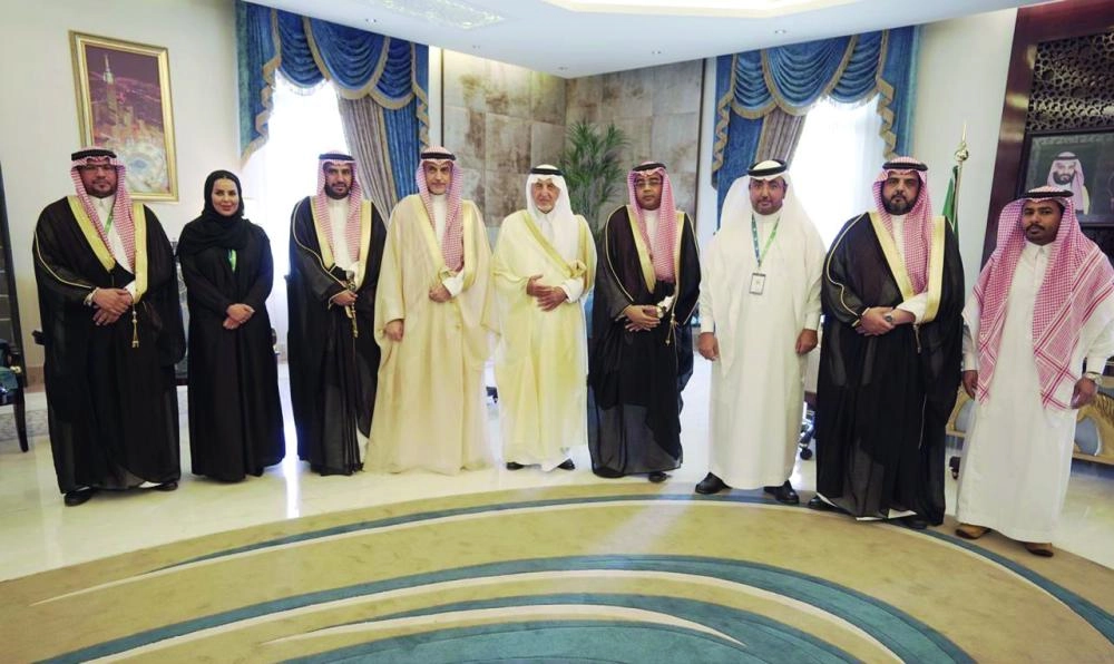 خالد الفيصل خلال لقائه إبراهيم الراشد ومسؤولي البنك                                     (واس)