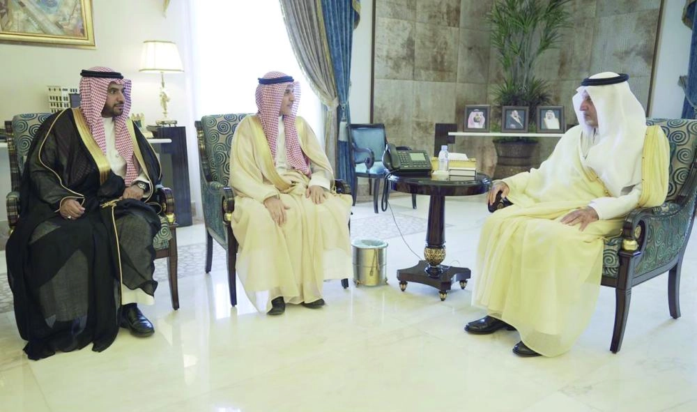 خالد الفيصل خلال لقائه إبراهيم الراشد                                               (واس)