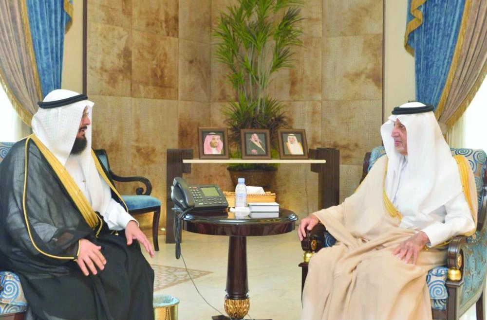خالد الفيصل خلال لقائه عبدالعزيز سرحان                                           (واس)