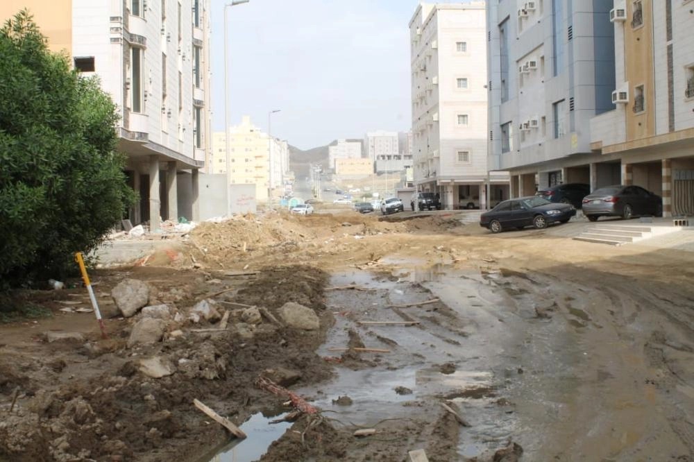 طفوحات وغياب سفلتة (مكة)