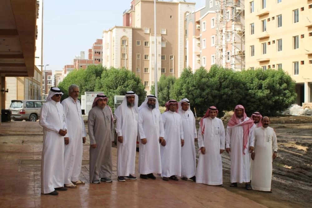 أعضاء اللجنة خلال الجولة أمس (مكة)