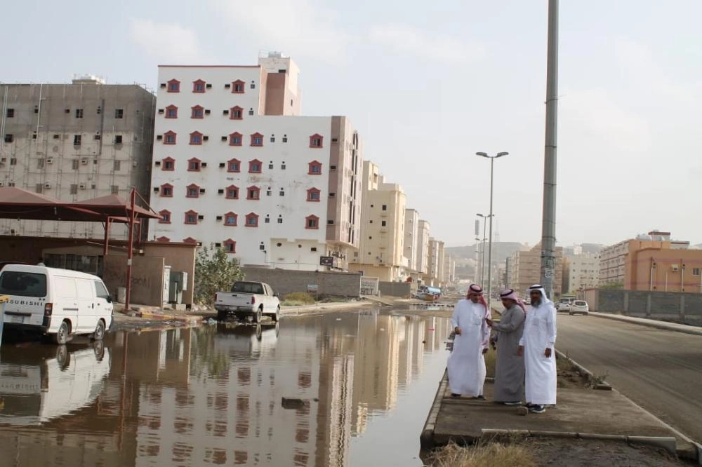 أعضاء اللجنة خلال وقوفهم أمس على طفح المياه (مكة)