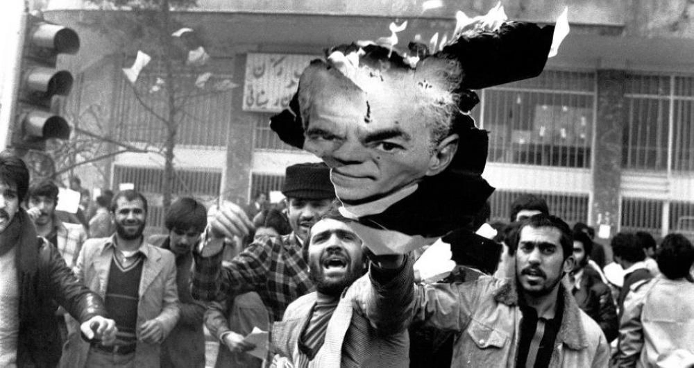 






الشارع الإيراني يغلي وطموحات النظام تتجه للخارج