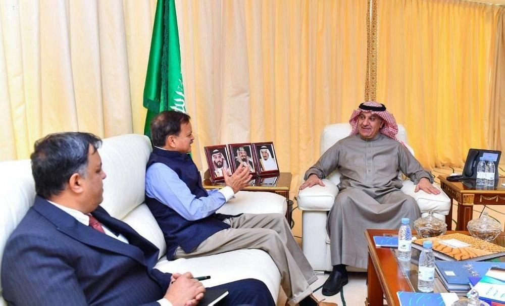 تركي الشبانة خلال لقائه أحمد جاويد (واس)