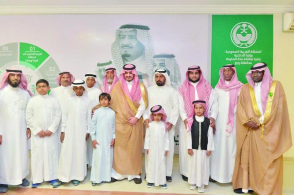 بدر بن سلطان خلال لقائه أبناء الشهداء  (مكة)